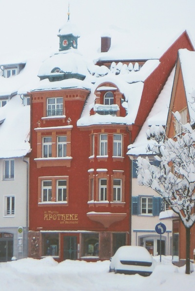 Winterbild der ST. Martins Apotheke in Wangen