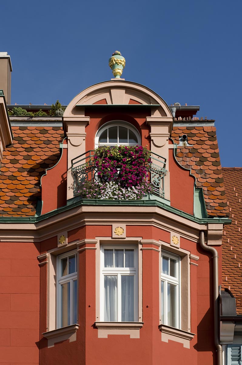 Apothekenhaus mit Balkon im Sommer